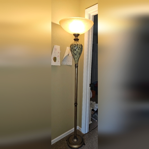 Couch with pillows lamps - Picture 2 of 4